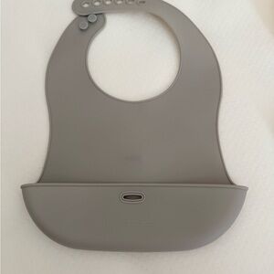 Silicone Bib in Gray with Catch-All Pocket